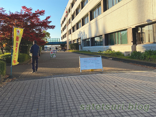 駐車場から運転免許センターへ