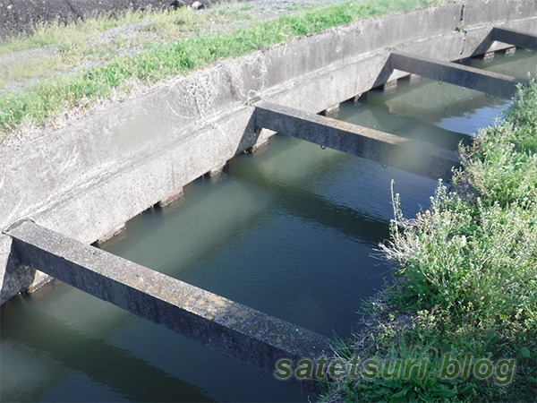 コンクリ護岸の水深のある水路